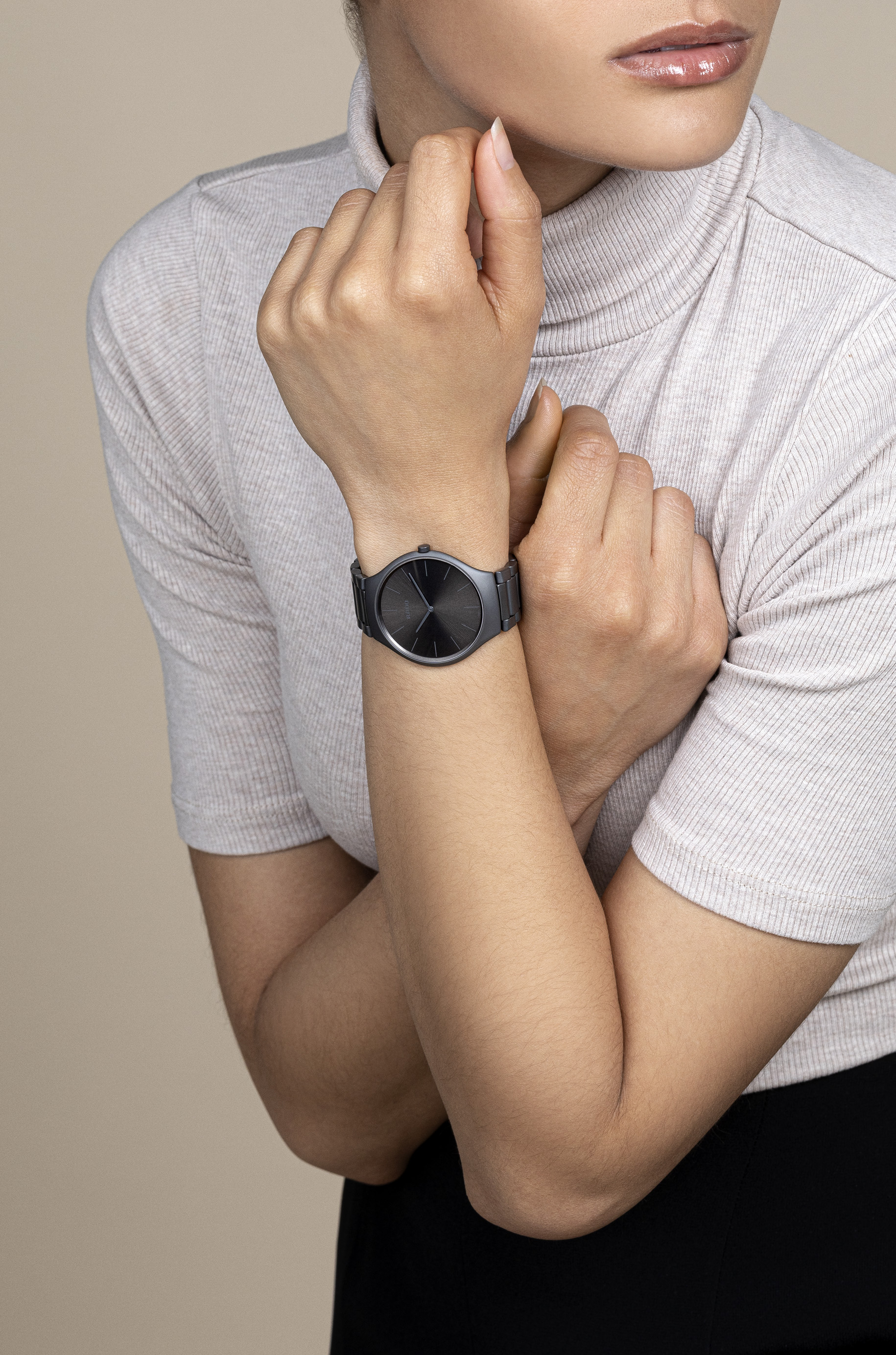 True Round Thinline Les Couleurs™ Le Corbusier Iron grey 32010