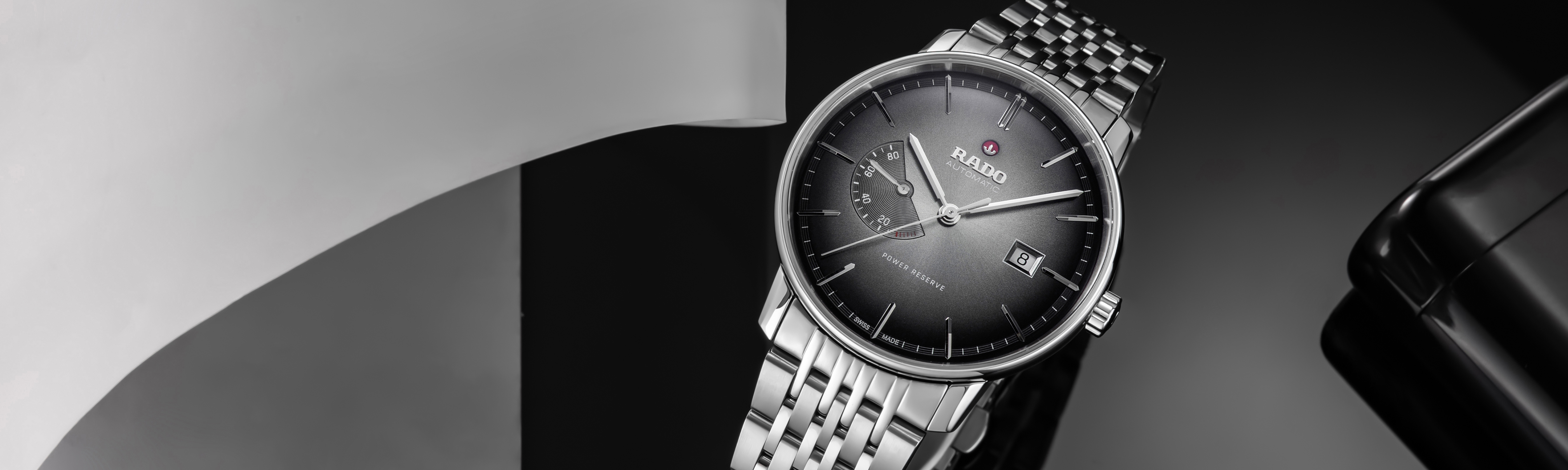 Часы стального цвета 